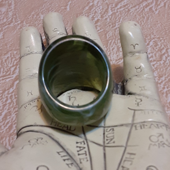 Vintage Mod Domed Lucite Green Marbled Ring size 7 - Picture 3 of 5